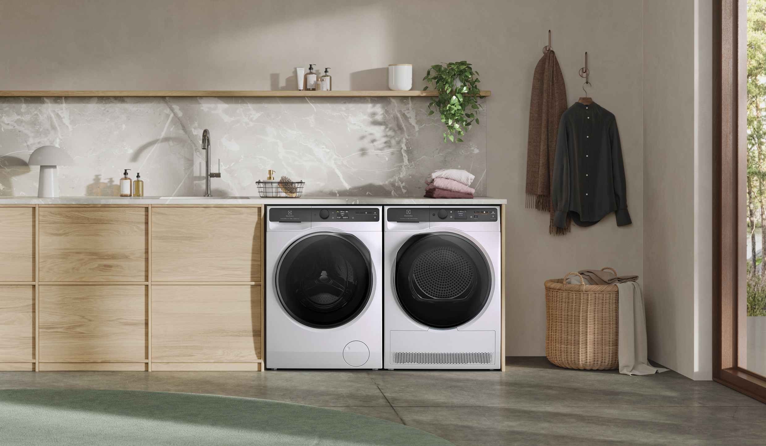 Hình ảnh một chiếc máy giặt Electrolux màu trắng đang hoạt động trong một không gian giặt giũ sạch sẽ