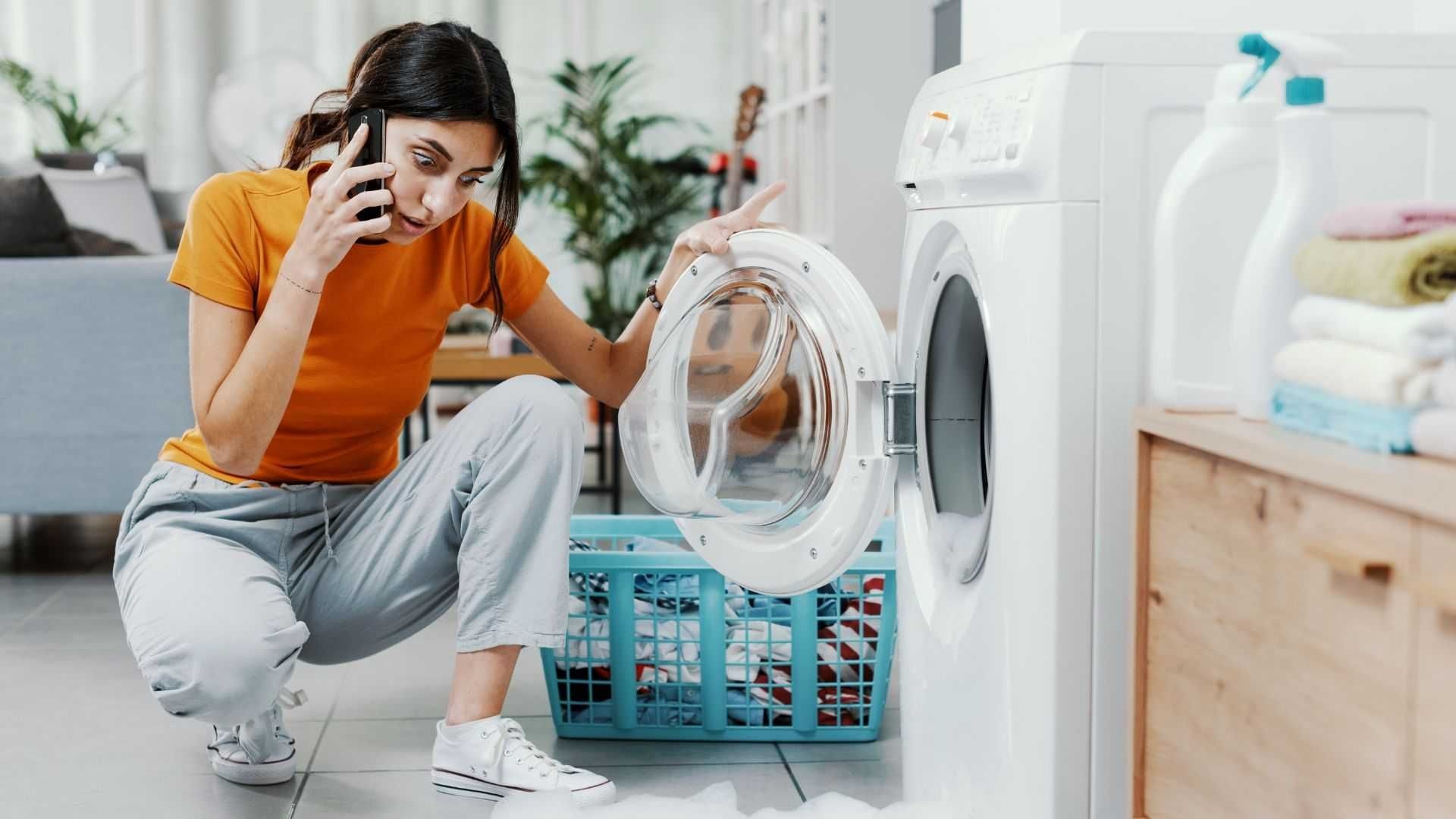 Bảng điều khiển máy giặt Electrolux với màn hình kỹ thuật số hiển thị các chế độ giặt