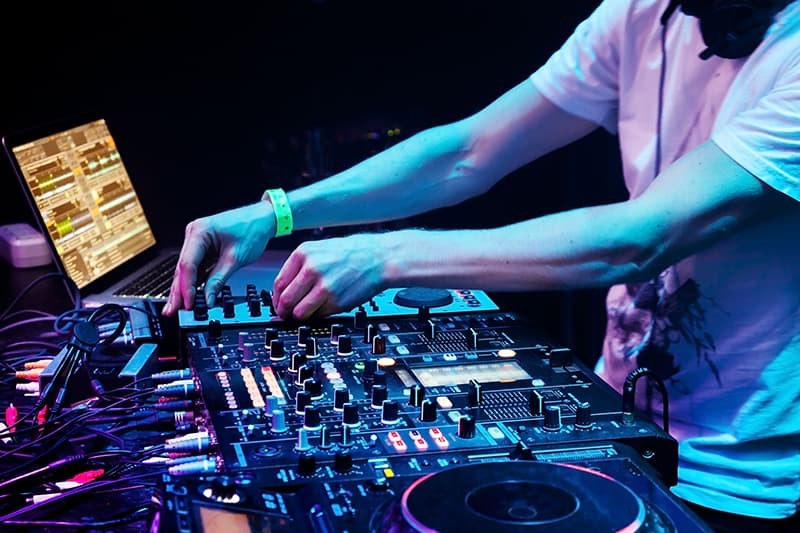 Một bàn DJ với nhiều nút điều khiển và màn hình hiển thị