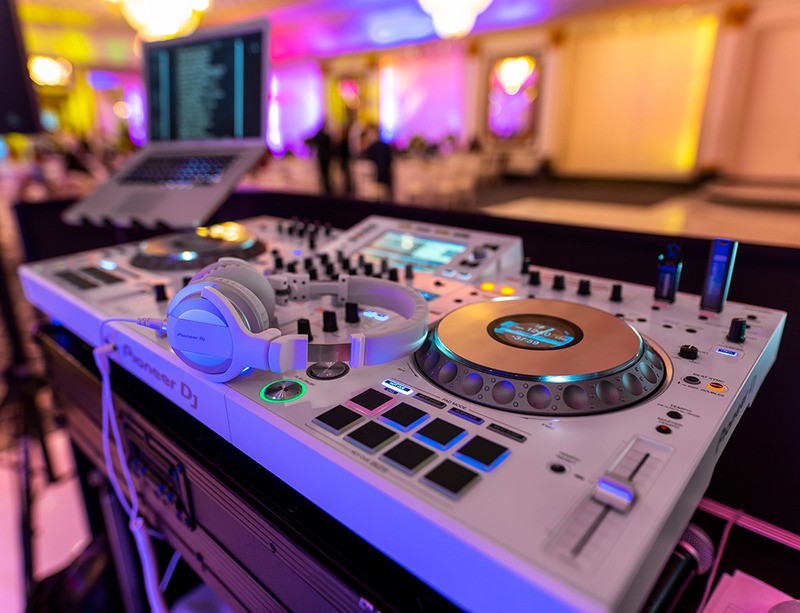 Một bàn DJ chuyên nghiệp với nhiều nút điều khiển và mâm xoay