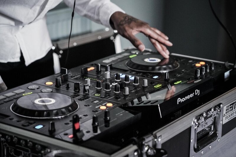 Một bàn DJ cơ bản với các nút điều khiển được sắp xếp gọn gàng