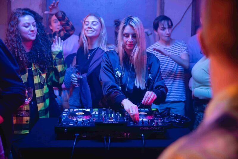 Nhiều người trẻ đang tập luyện DJ trên các thiết bị hiện đại