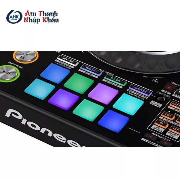 Bàn DJ với các nút điều khiển chi tiết