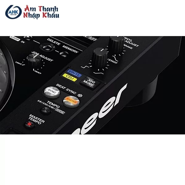 Màn hình hiển thị và nút điều khiển hiệu ứng trên bàn DJ