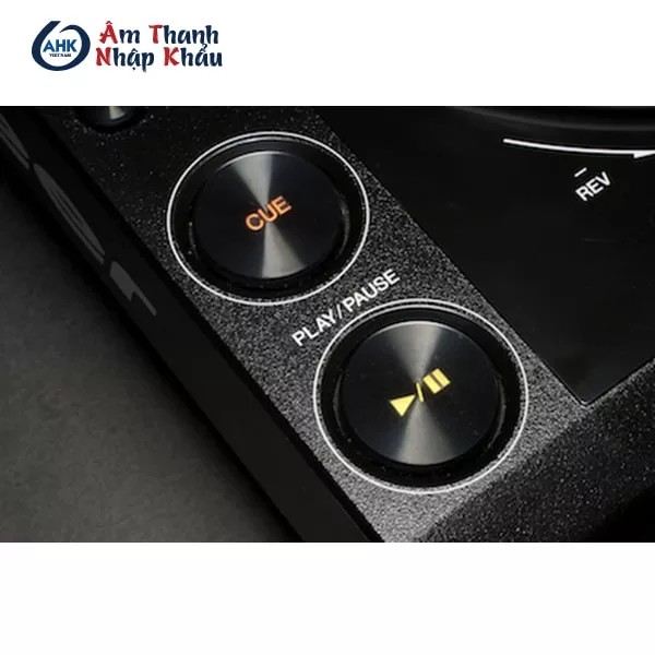 Giao diện bàn DJ với các cần gạt và núm xoay điều chỉnh