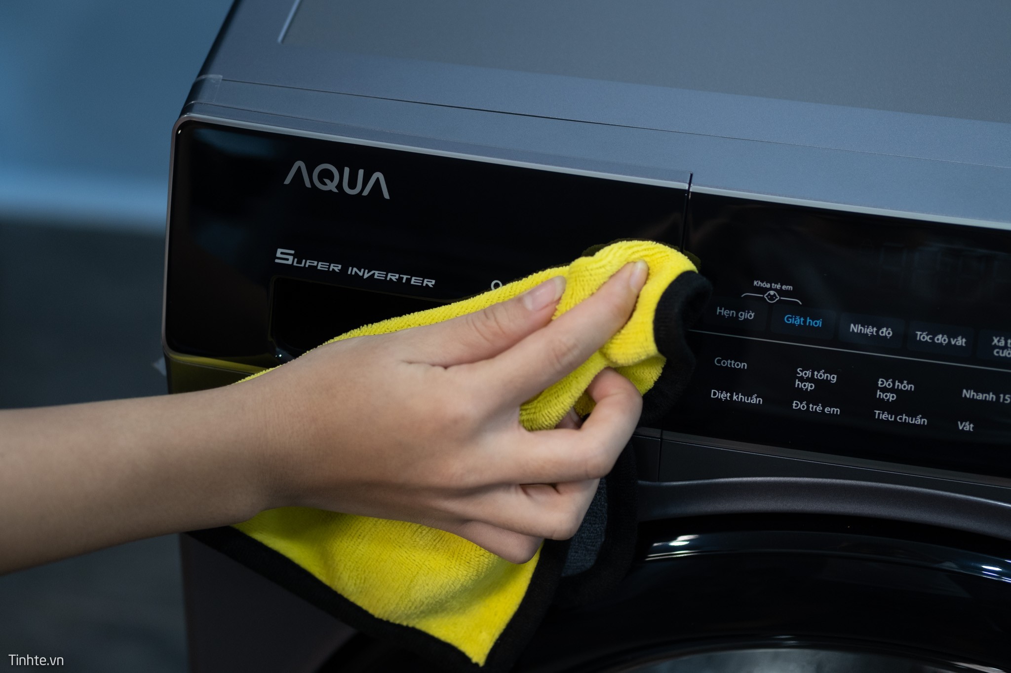 Lau sạch bề mặt ngoài của máy giặt