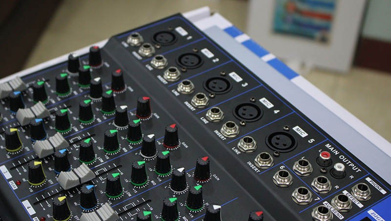 Cổng Main Output trên mixer, nơi tín hiệu âm thanh đã được xử lý sẽ xuất ra