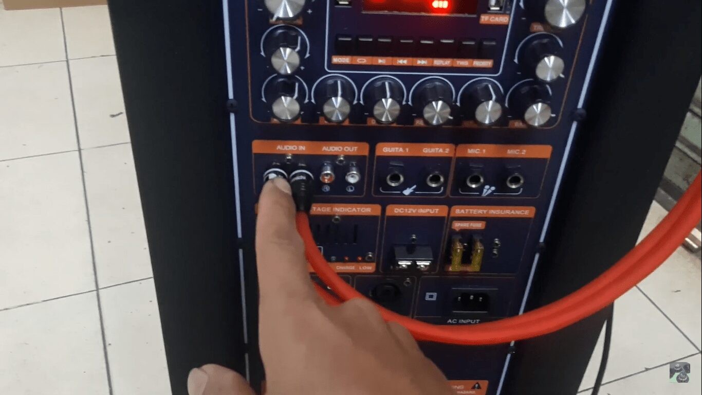 Cắm dây từ mixer vào cổng AUX trên loa kéo để truyền tín hiệu âm thanh