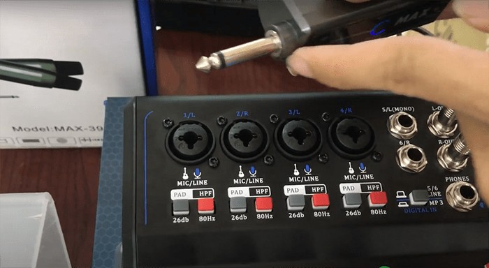 Cắm micro vào các cổng input của bàn mixer để bắt đầu thu âm hoặc hát karaoke