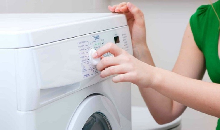Xoay núm điều khiển máy giặt Electrolux về vị trí 0 để reset tạm thời