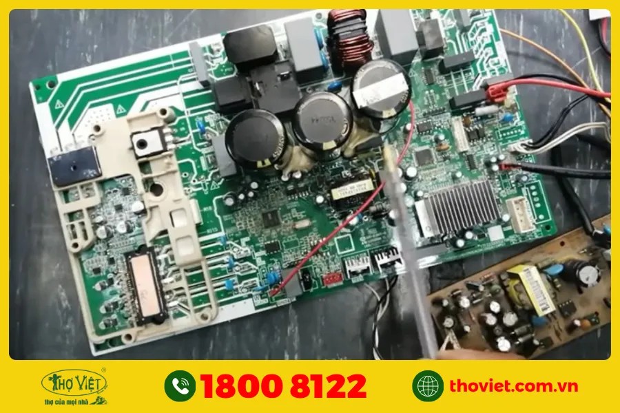 Bo mạch dàn nóng bị lỗi cũng là nguyên nhân phổ biến khiến máy lạnh Sanyo báo lỗi F1