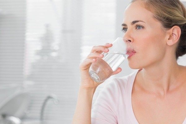 Một máy lọc nước không dùng điện nhỏ gọn đặt trên bàn bếp, thiết kế đơn giản nhưng hiện đại