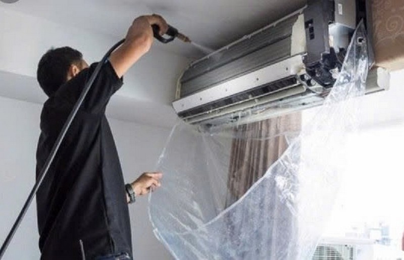 Kiểm tra và vệ sinh lưới lọc của máy lạnh để loại bỏ bụi bẩn tích tụ