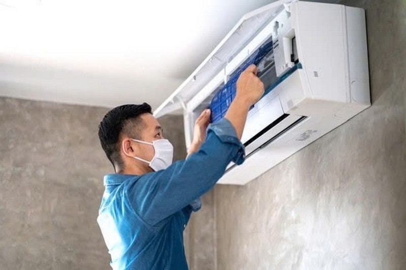 Kỹ thuật viên đang kiểm tra bên trong dàn lạnh của máy điều hòa