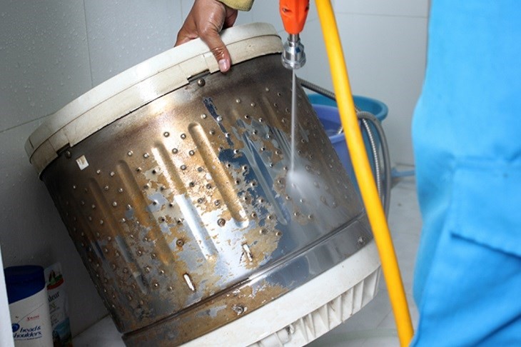 Tháo rời lồng giặt để làm sạch sâu hơn các khe kẽ và mảng bám