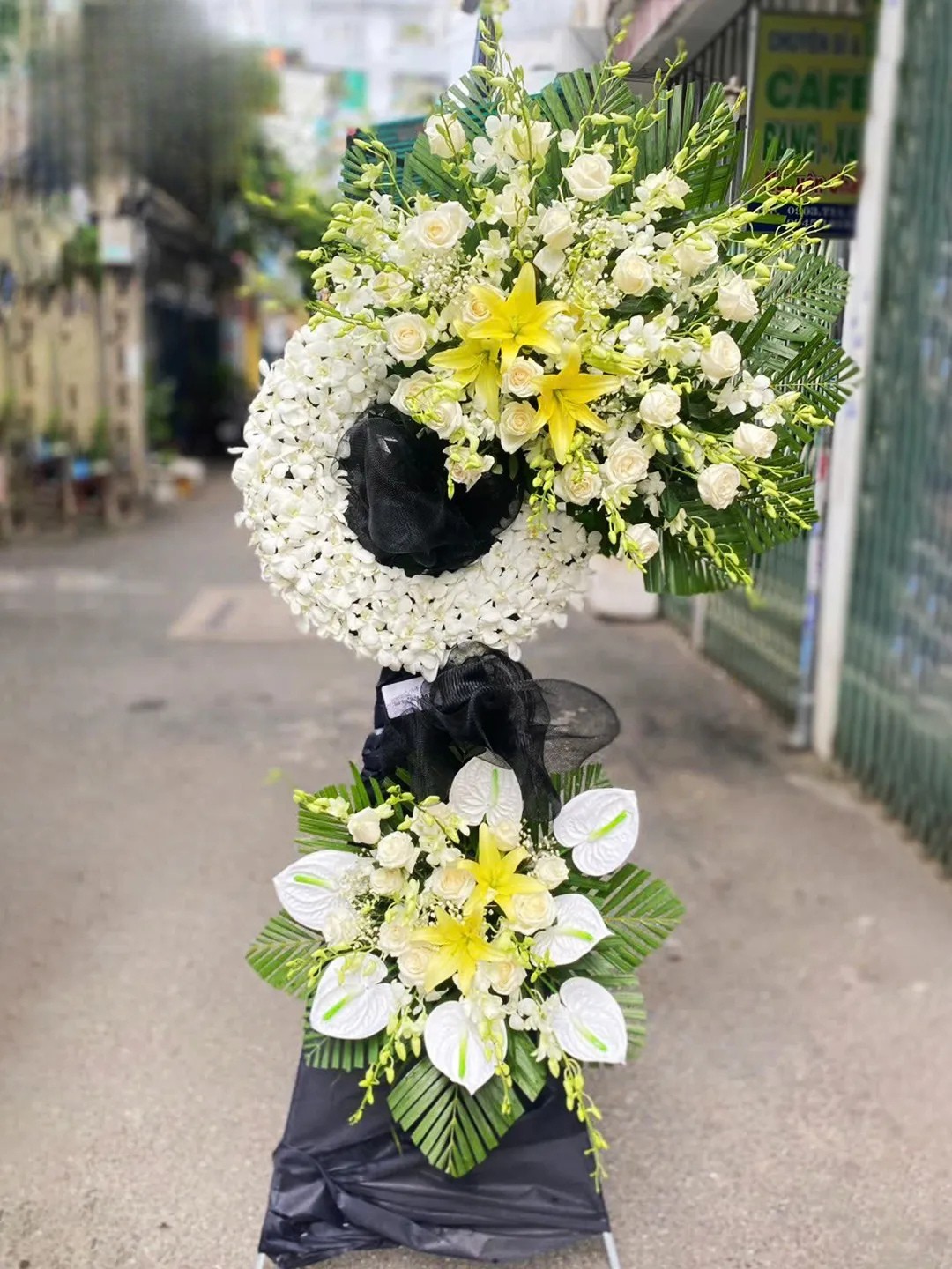 Kệ hoa chia buồn trang trọng với hoa hồng trắng và cúc trắng