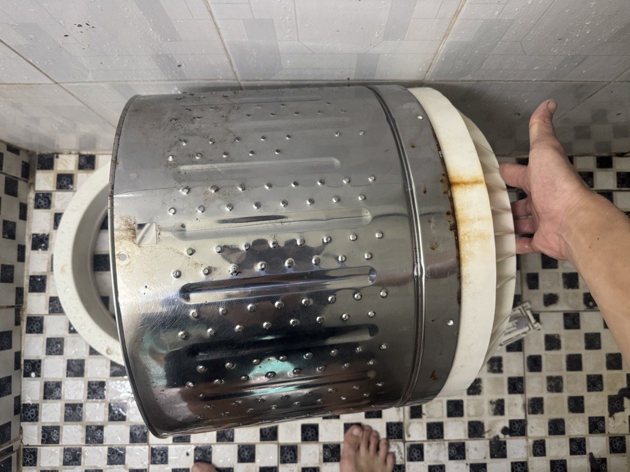Vệ sinh lồng giặt bằng vòi xịt nước áp lực
