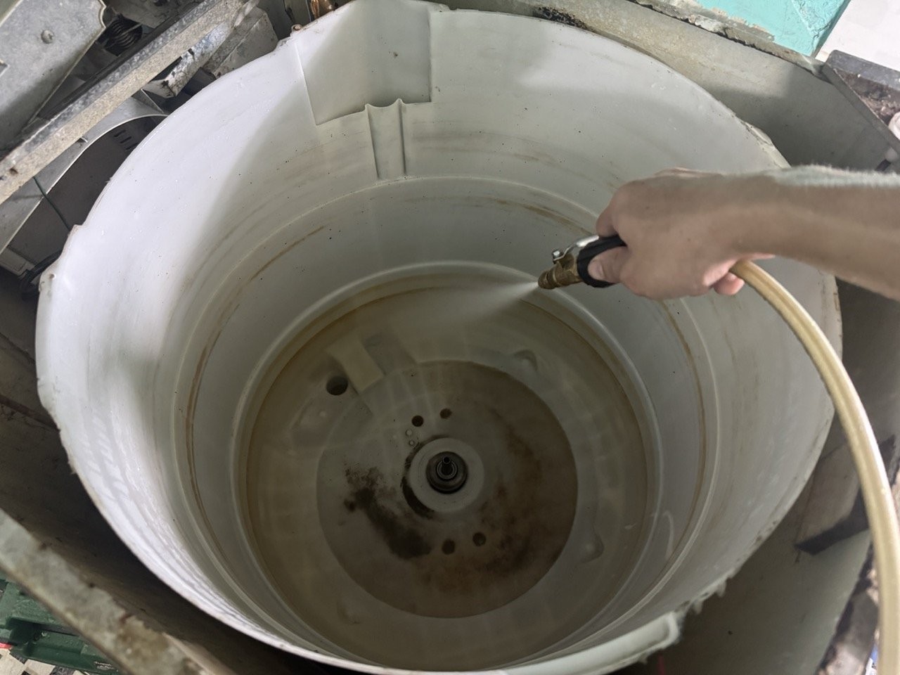 Lồng máy giặt đã được vệ sinh sạch sẽ, sáng bóng