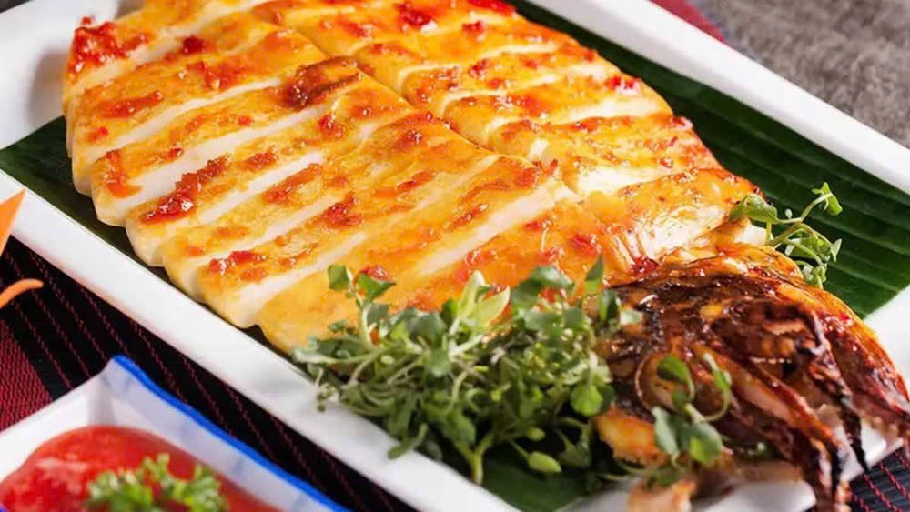 Mực khô tẩm ướp chút gia vị (như ớt sa tế, dầu mè) trước khi nướng sẽ có màu sắc hấp dẫn và hương vị đậm đà hơn.