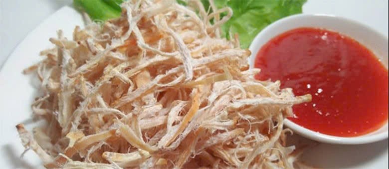 Khô mực nướng xé sợi chấm với tương ớt - món nhậu dân dã nhưng 