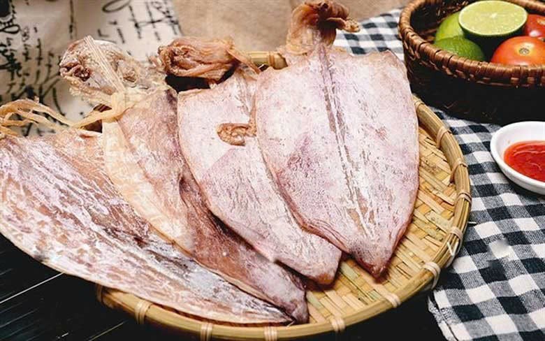 Mực khô loại ngon – nguyên liệu quyết định món mực nướng có thơm ngon đúng điệu hay không.
