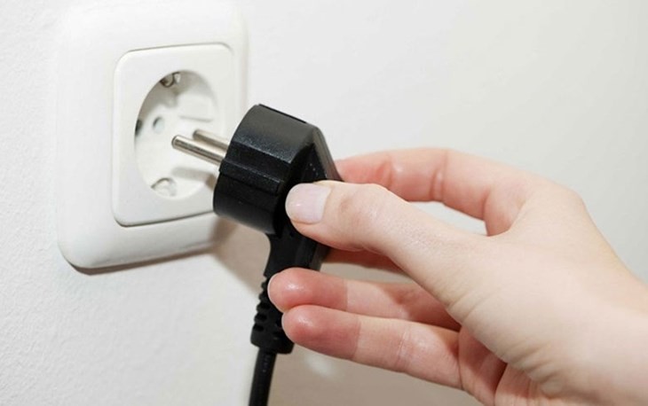 Máy giặt bị mất điện khi đang hoạt động nên cửa máy giặt bị khóa