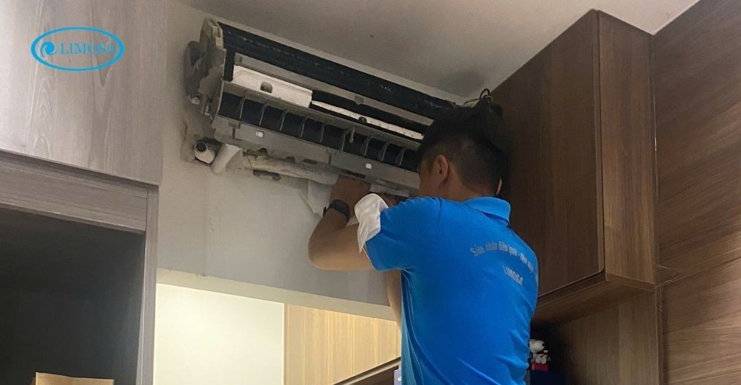 Kỹ thuật viên chuyên nghiệp đang kiểm tra kỹ lưỡng máy lạnh để phát hiện và khắc phục lỗi