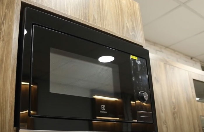 Lò vi sóng Electrolux đa năng, có thể nấu, nướng, rã đông, hâm nóng... thực phẩm