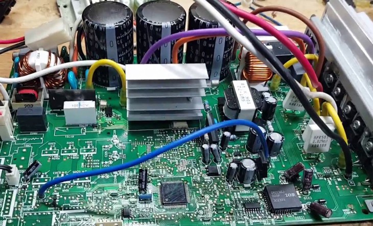Kiểm tra bo mạch cục nóng máy lạnh, một nguyên nhân phức tạp gây lỗi H16