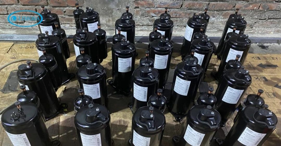 Máy nén điều hòa đang hoạt động cần được kiểm tra định kỳ để đảm bảo hiệu suất