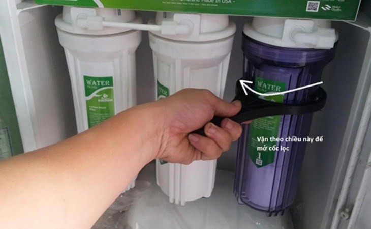 Xoay theo chiều kim đồng hồ để tháo cốc lọc nước