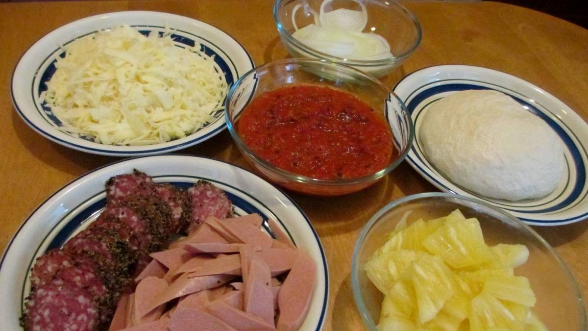Nguyên liệu làm bánh nướng pizza bằng lò vi sóng