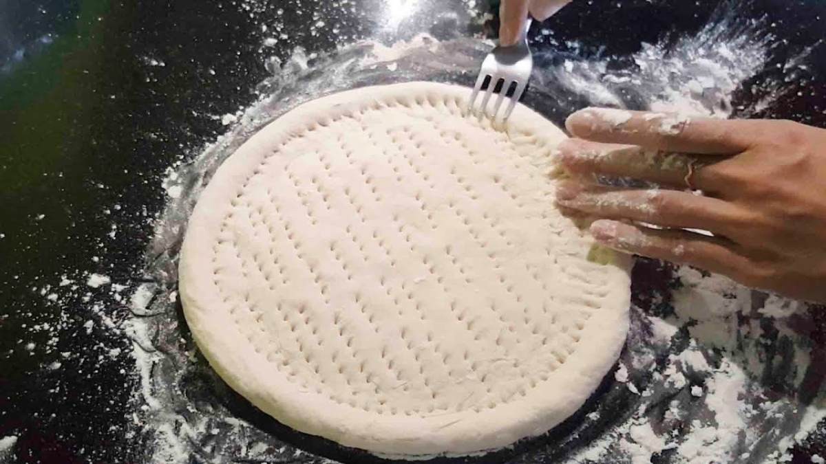 Hướng dẫn cách nướng pizza bằng lò vi sóng bước 2