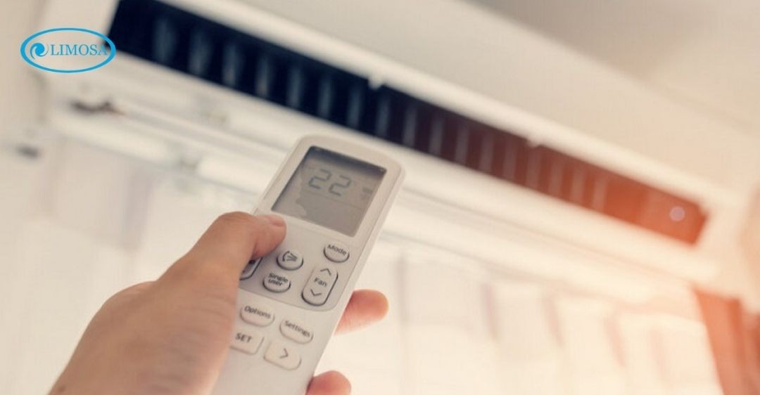 Hình ảnh remote máy lạnh đang hiển thị mã lỗi giúp người dùng dễ dàng chẩn đoán