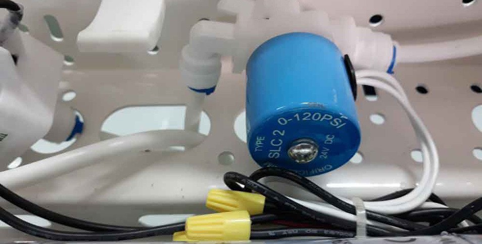 Van điện từ bị hỏng có thể liên tục kích hoạt, tạo ra tiếng kêu tạch tạch