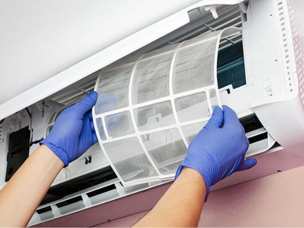 Làm sạch máy lạnh Daikin