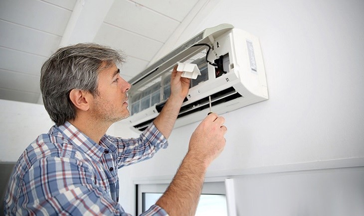 Kiểm tra jack cắm của cảm biến nhiệt độ phòng trên máy, xem có bị lỏng hay oxi hóa hay không