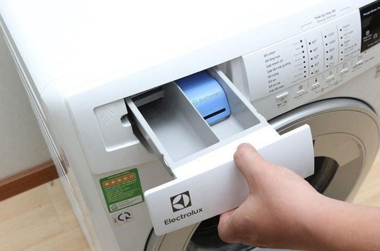 Vệ sinh ngăn chứa bột giặt và nước xả máy giặt Electrolux thường xuyên để tránh bám cặn bẩn