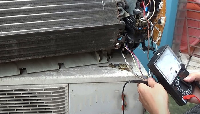 Kỹ thuật viên đang kiểm tra và thay thế cảm biến nhiệt độ của điều hòa Nagakawa