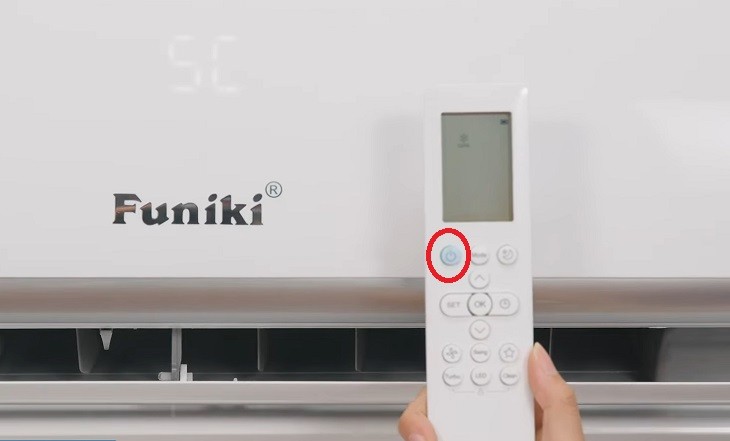Nhấn vào biểu tượng vòng tròn nguồn màu đỏ để bật tắt điều hòa Funiki