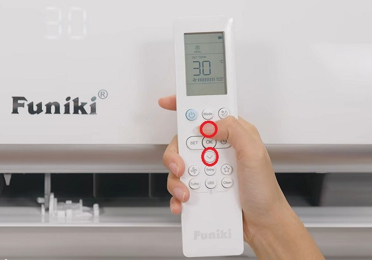 Nhấn vào mũi tên lên xuống để tăng hoặc giảm nhiệt độ trên điều hòa Funiki