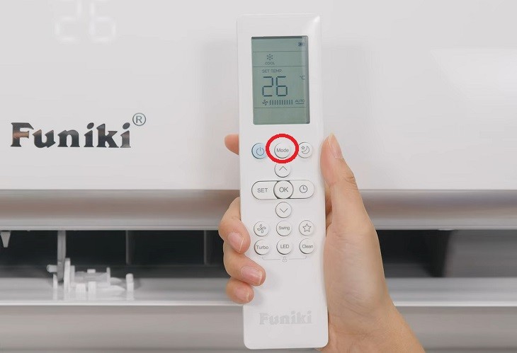 Nhấn nút MODE trên điều khiển điều hòa Funiki 1 chiều để chuyển đổi các chế độ sử dụng