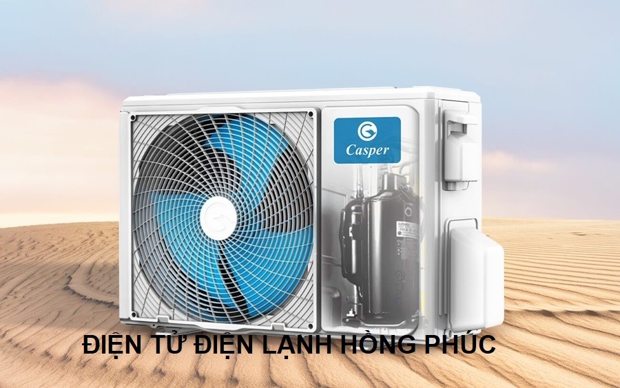Kỹ thuật viên đang kiểm tra và sửa chữa máy lạnh Casper
