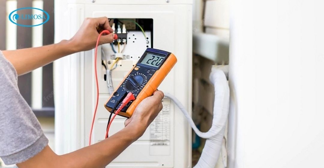 Kỹ thuật viên chuyên nghiệp đang kiểm tra mạch điện bên trong dàn nóng máy lạnh