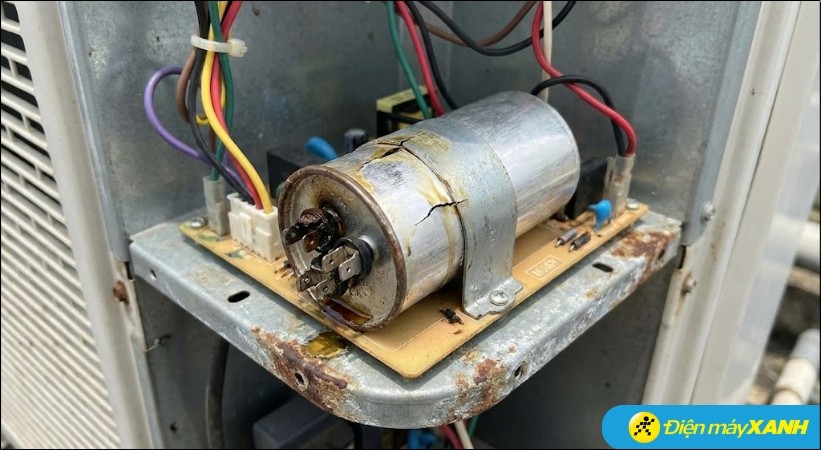 Tụ điện bị hỏng khiến mô tơ quạt dàn lạnh không nhận đủ năng lượng để khởi động