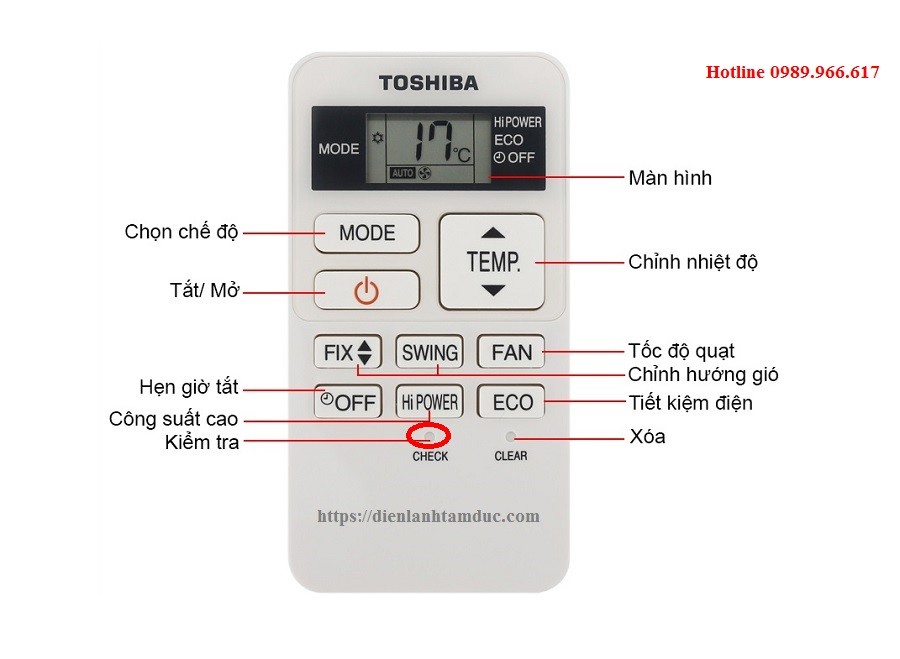 Người dùng đang cầm remote máy lạnh Toshiba và thực hiện các thao tác kiểm tra mã lỗi