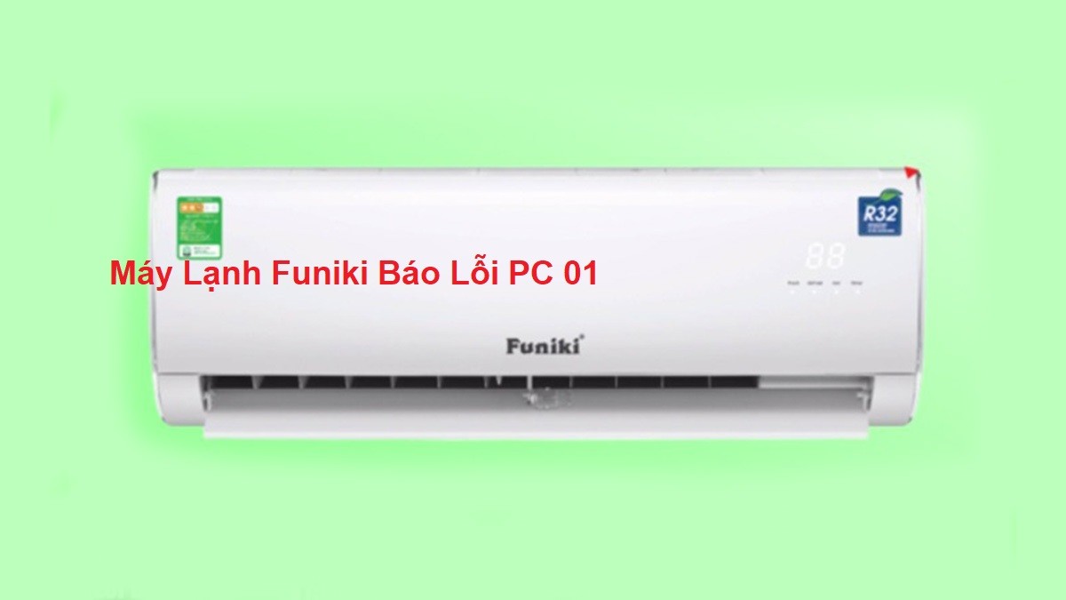 Kỹ thuật viên đang kiểm tra bo mạch của dàn nóng điều hòa để phát hiện lỗi PC 01