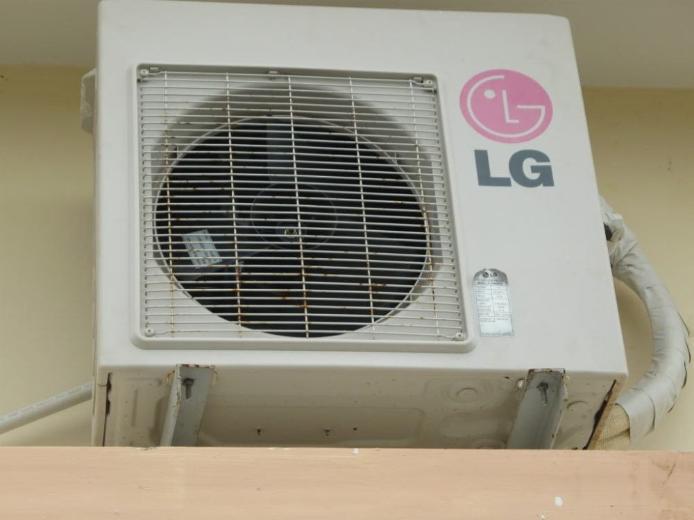 Vệ sinh dàn nóng máy lạnh định kỳ giúp tránh lỗi F95 và kéo dài tuổi thọ thiết bị