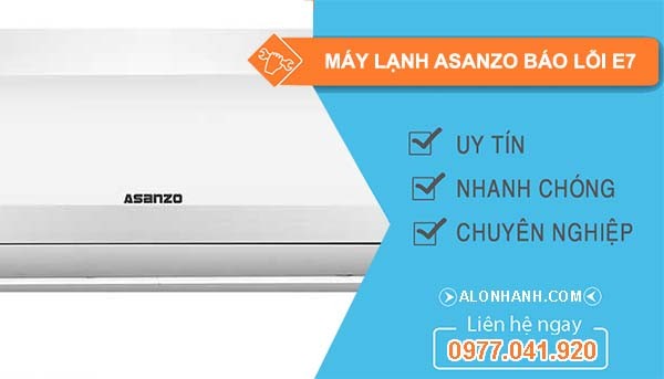Thợ sửa đang kiểm tra các bộ phận bên trong của máy lạnh Asanzo