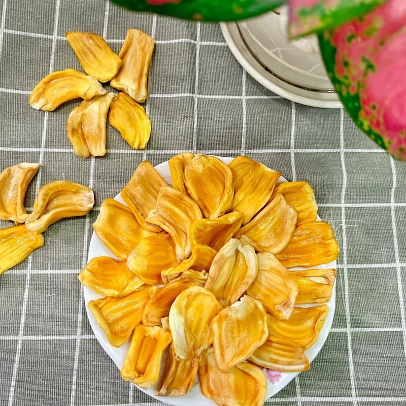 Các múi mít vàng ươm được xếp đều trên khay sấy trong lò nướng